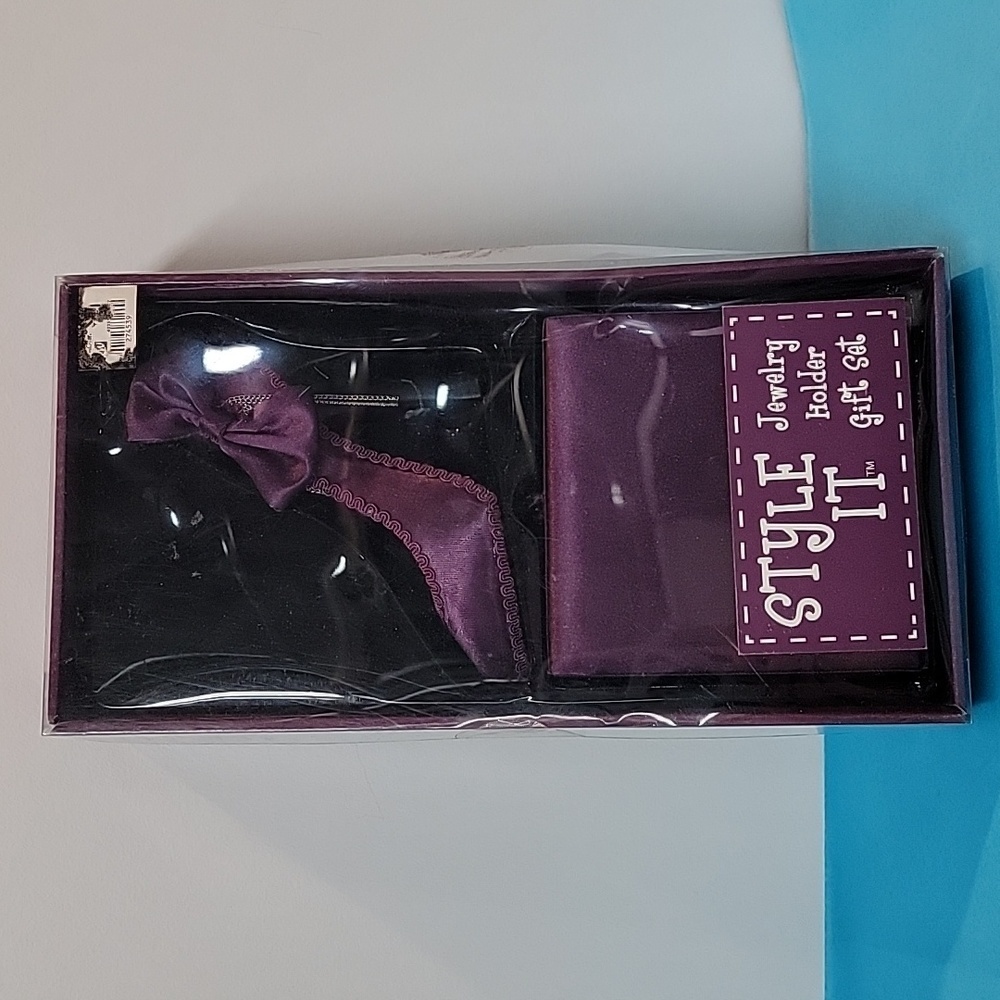 NIB Style It 2 piece Jewelry Holder Gift Set